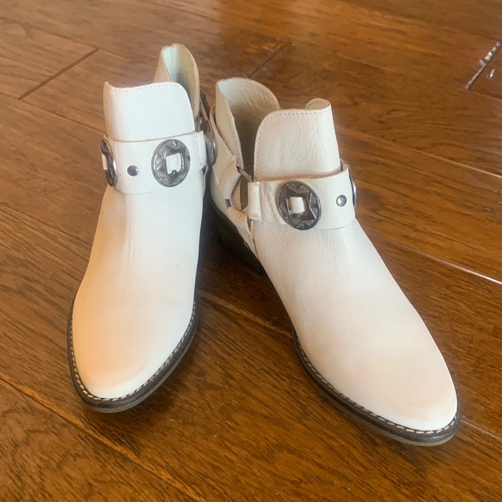Chinese Laundry Size 6 Concho Boots